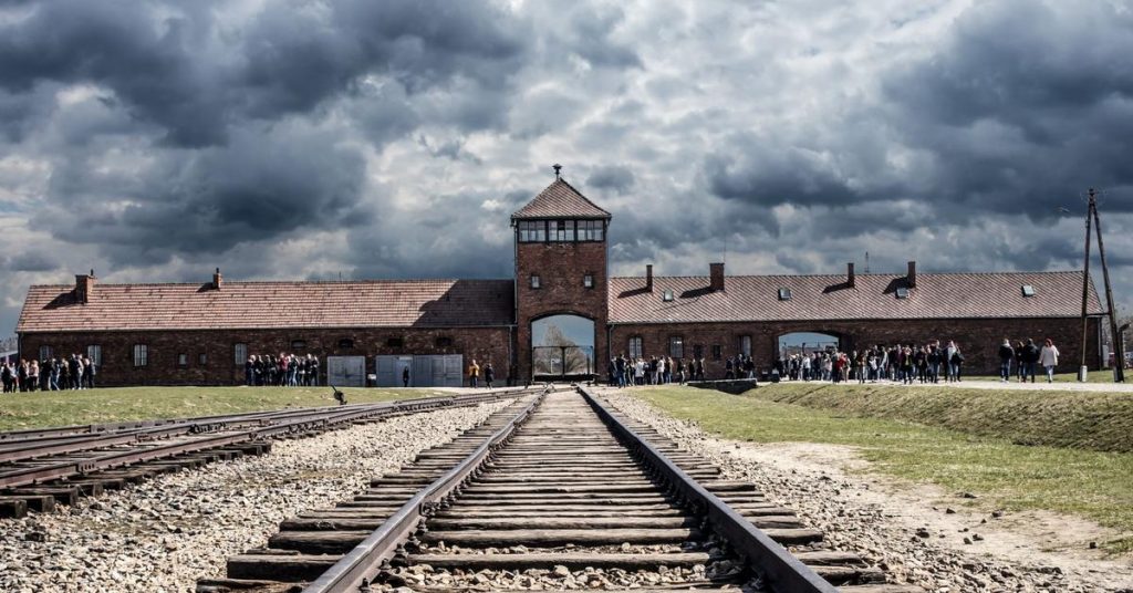 Zdjęcie bramy do obozu Birkenau